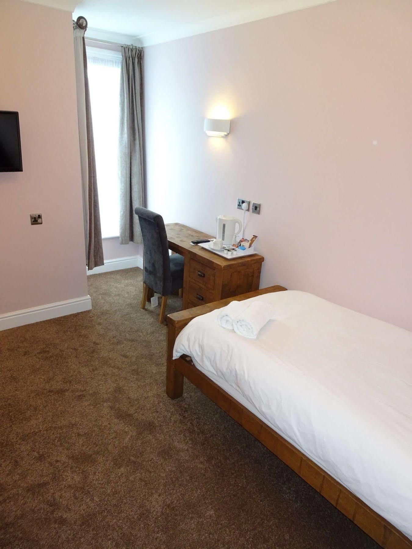 Fernbank Hotel Basingstoke Exterior foto
